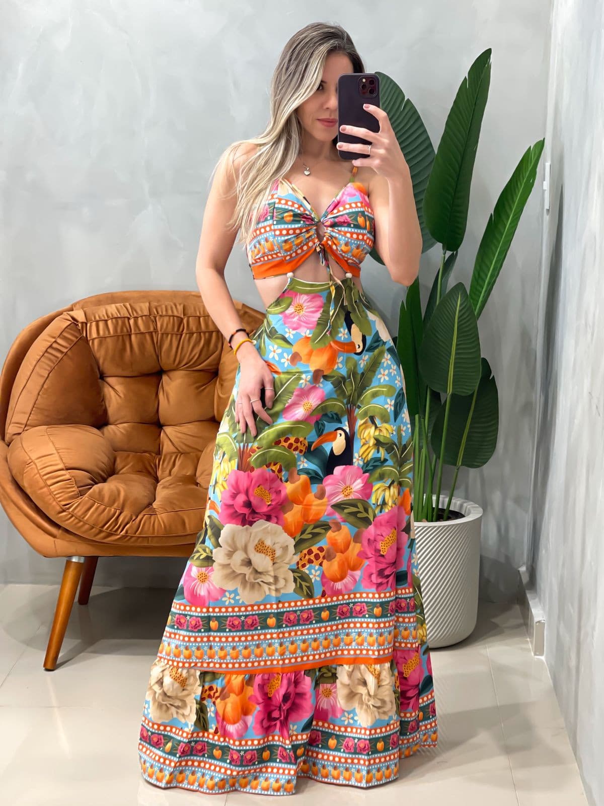 Vestido Longo em Crepe Estampado com Recorte Frontal e Amarração Solange Ref. 17