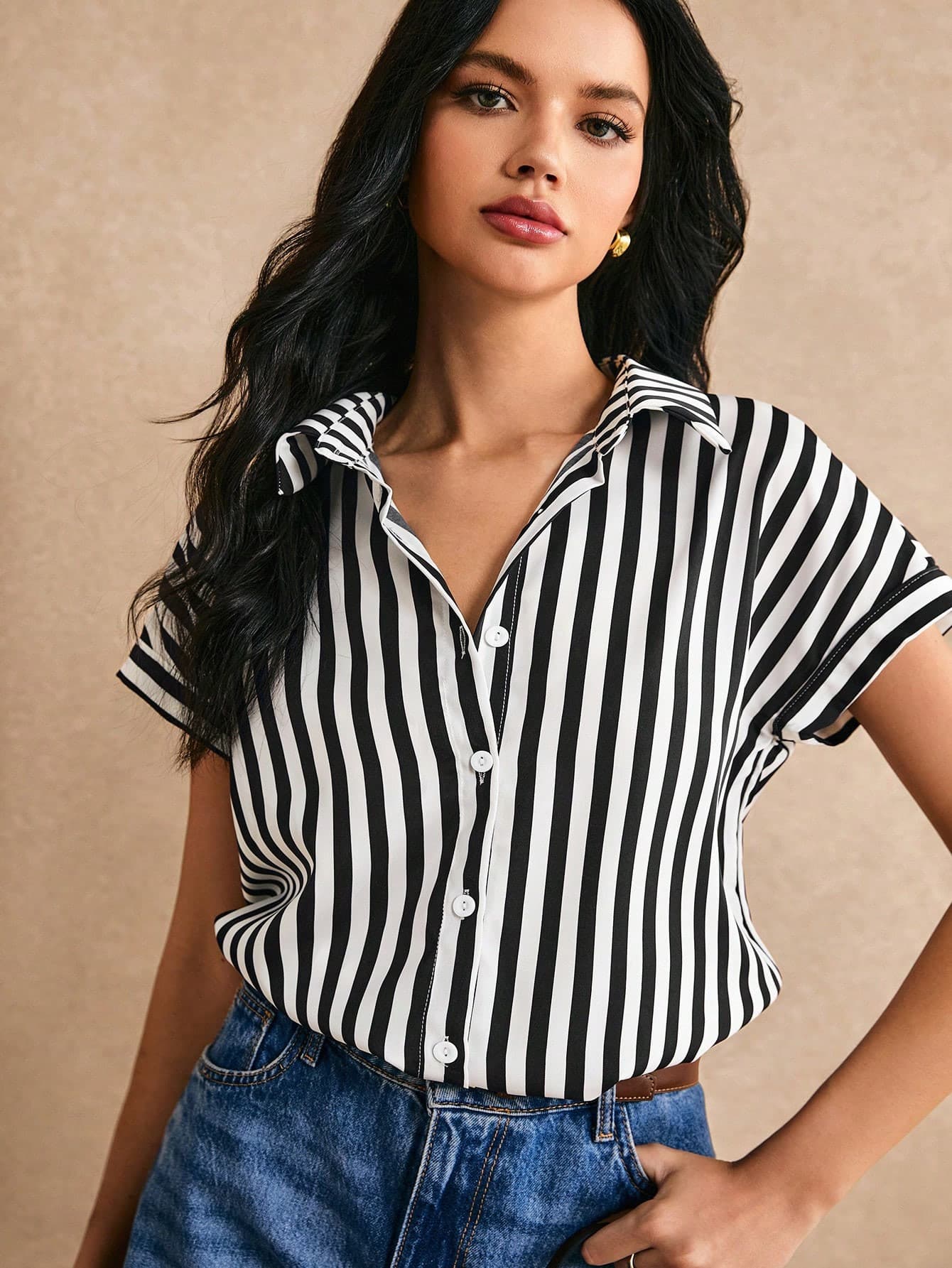 Camisa listrada com mangas morcego e botões.