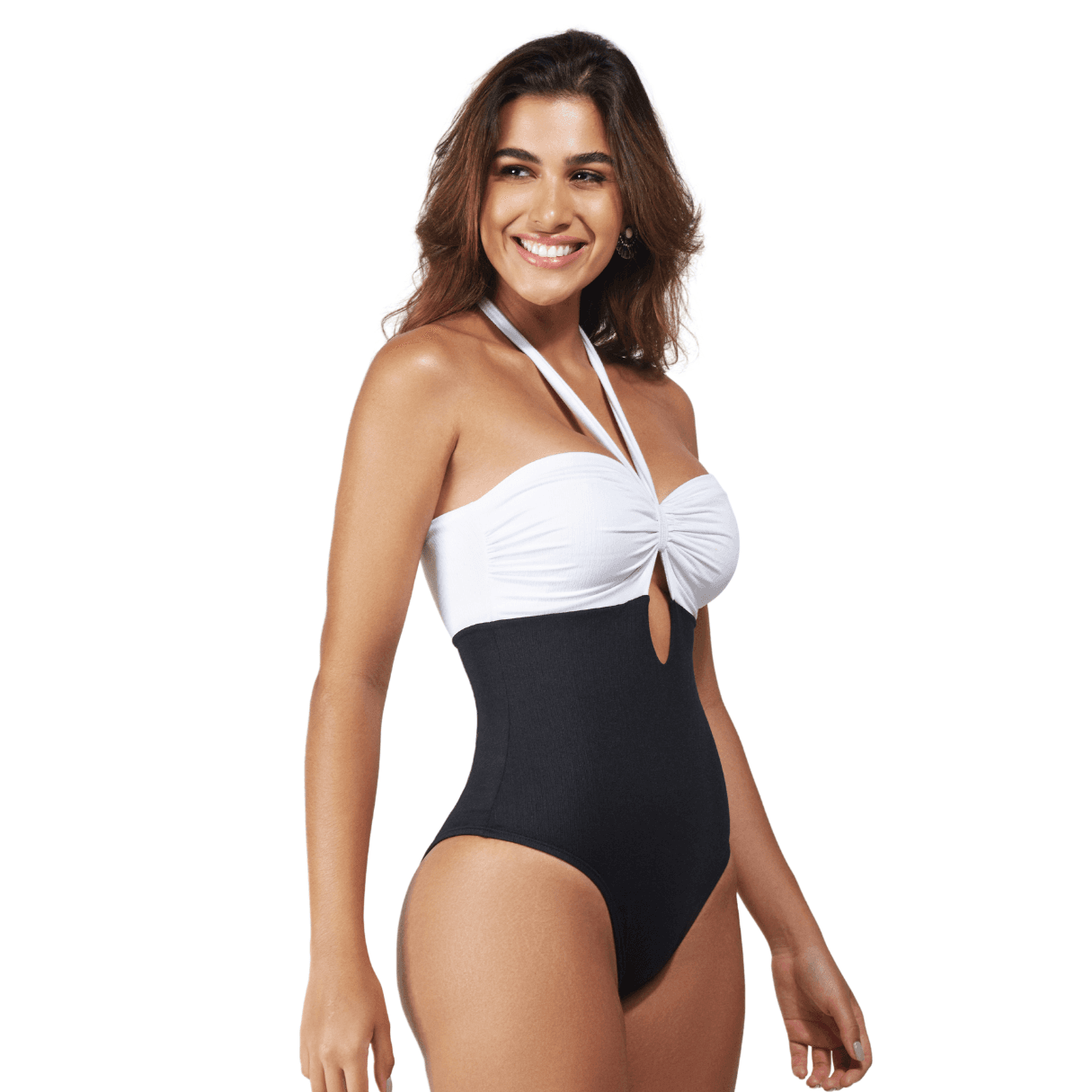 Mulher sorridente com maiô tomara que caia, branco na parte superior com detalhe de argola e preto na inferior.