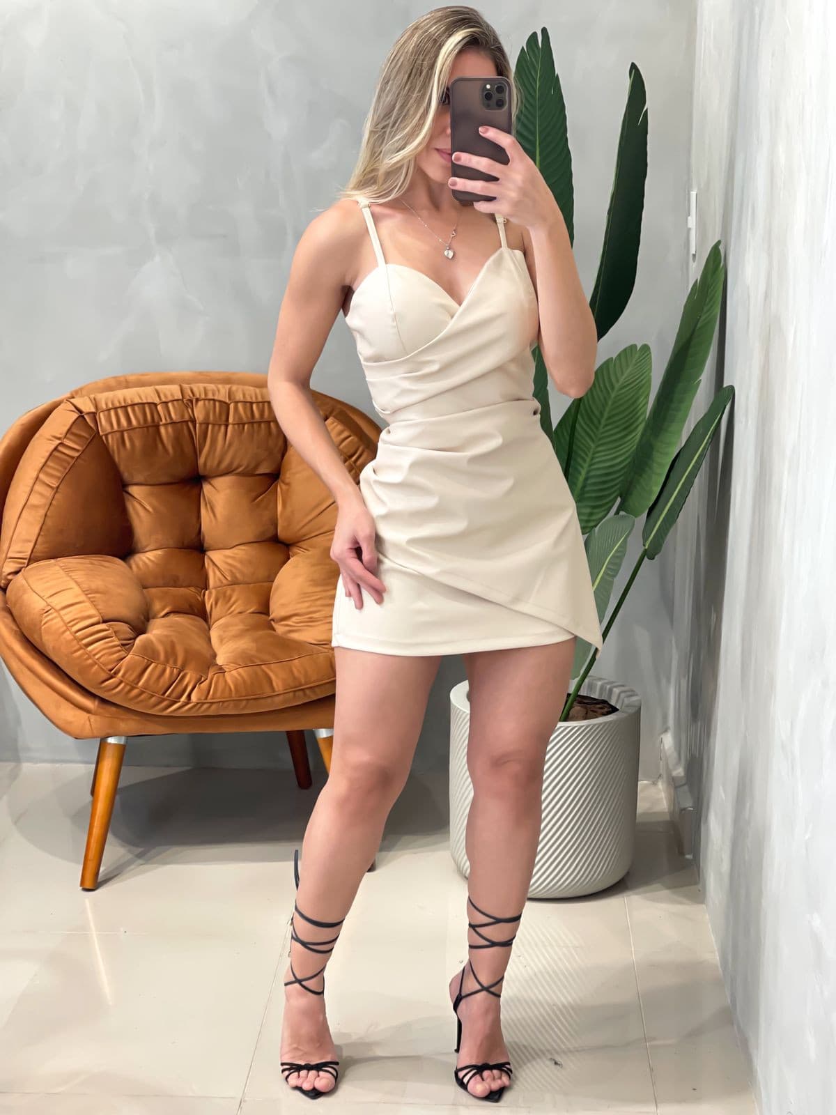 Vestido Curto em Courino Plissado de Alça Fina Fabiana Ref. 1511