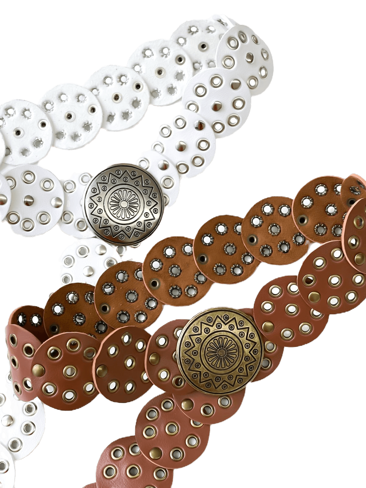 Cinto duplo de discos vazados em couro branco e marrom-cobre, com grandes fivelas redondas de metal prateado e dourado.